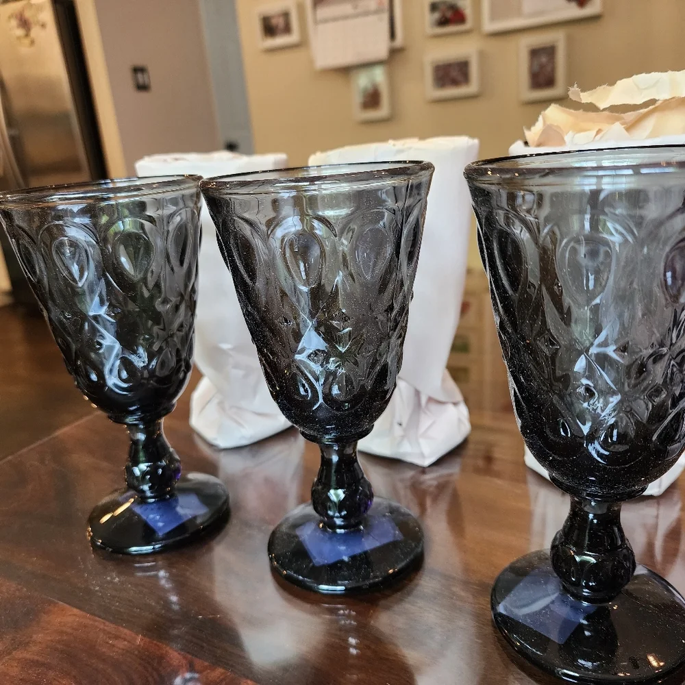Sur la Table La Rochère Gray Wine Glasses